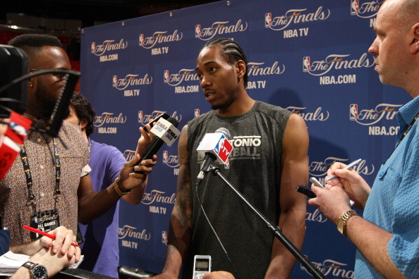 马明宇隔空给邵佳一加油：非常期待佳一率领国足走出低谷（马明宇隔空声援邵佳一：盼其率国足重振雄风）