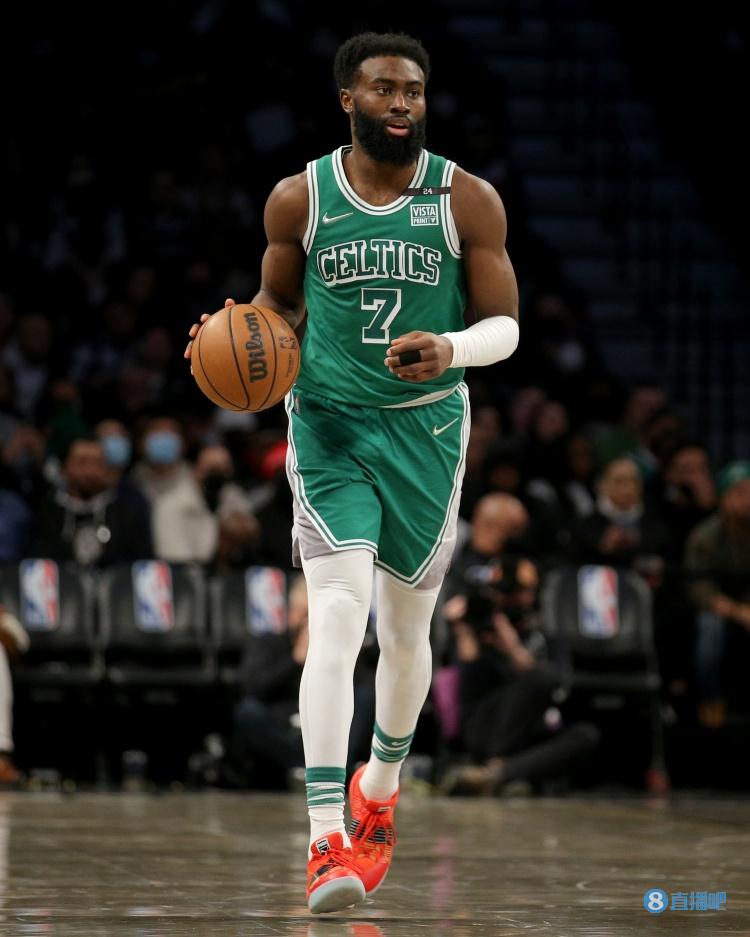 埃里克：估计我的鼻子断了；裁判本可以让我们发完最后的角球（埃里克：我可能鼻骨骨折，裁判原本该让我们主罚完最后一个角球）